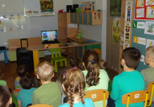 Przedszkolaki z Tropicieli oglądaja film edukacyjny